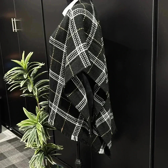 LOFT Knit Wrap Black/White/Tan plaid,Fall/winter warmth - Picture 2 of 11